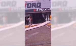 Hombre choca y destruye concesionario de motos en Las Delicias