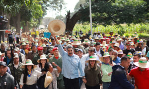 Maduro llama a los campesinos a “tomar las armas” si EE. UU. ataca