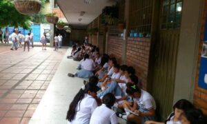 Mujer dice ser del "Tren de Aragua" y amenaza con un arma a docentes en Cúcuta