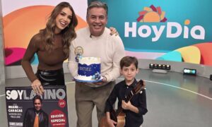 Daniel Sarcos recibe sorpresa de su esposa e hijo por su cumpleaños
