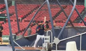 Wilyer Abreu reporta molestias y no lo activan para serie ante Oackland