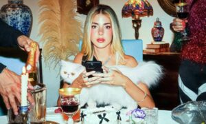 Corina Smith lanza su nuevo álbum "Menos triste más mami"