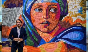 Óscar Olivares presenta mural elaborado con 8 mil tapas en Múnich