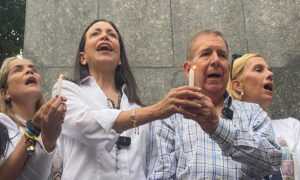 Machado y González Urrutia: “Son dos santos para 30 millones de rehenes”