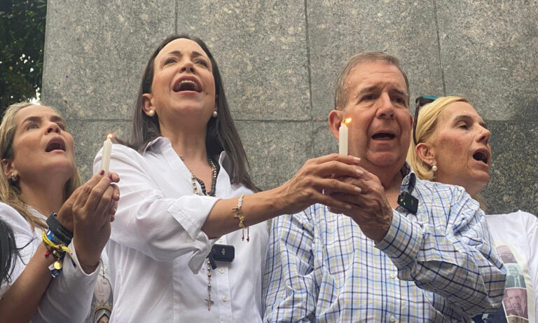 Machado y González Urrutia: “Son dos santos para 30 millones de rehenes”