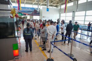 Llegan 153 migrantes deportados por EE. UU.