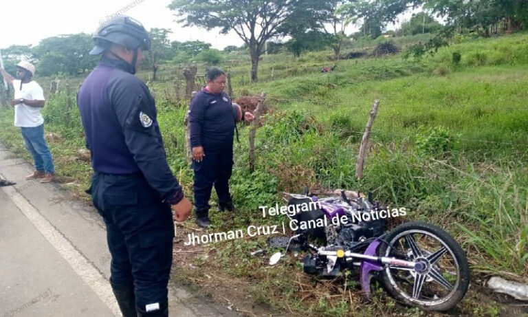 Motorizado resulta herido al chocar con camioneta tras esquivar un caballo
