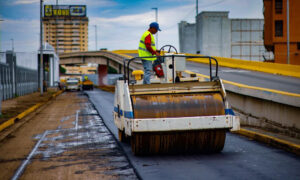 Gobernación inicia asfaltado en el casco central previo a la Bajada de la Chinita