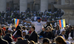 Venezolanos celebran desde el Vaticano la canonización de sus primeros santos
