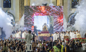 La Chinita vuelve a los brazos de su pueblo entre aplausos, oraciones y gaitas