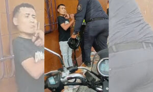 Policías de la PNB golpean con un casco y cachetean a joven en Caracas