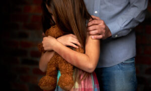 Privan de libertad a joven de 21 años por abusar de su hijastra de 11 en Santa Rita