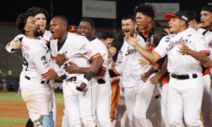 Águilas asalta y deja en el terreno a Magallanes para seguir dando lidia