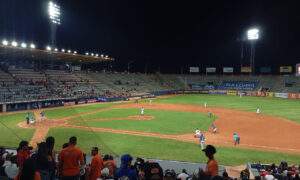 Tiburones castiga el pitcheo de Águilas con victoria 13-4 en Maracaibo