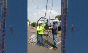 “Las tiene bien puestas” por cambiar bombillos del Angelito de Amparo