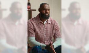 Critican en redes sociales a LeBron James por truco para publicitar alcohol