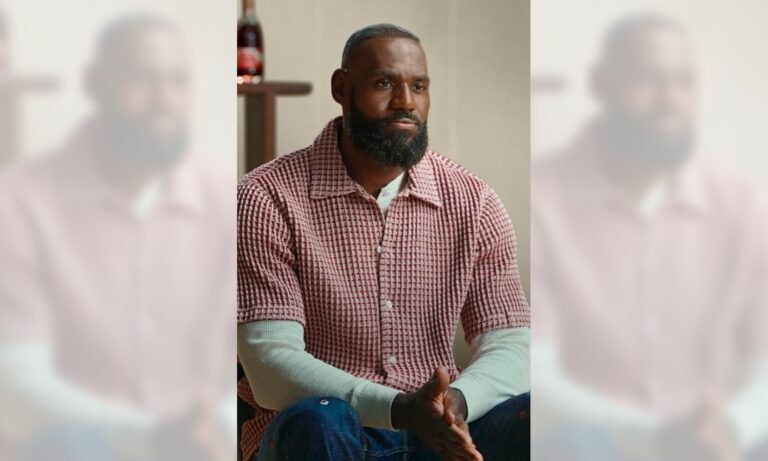 Critican en redes sociales a LeBron James por truco para publicitar alcohol