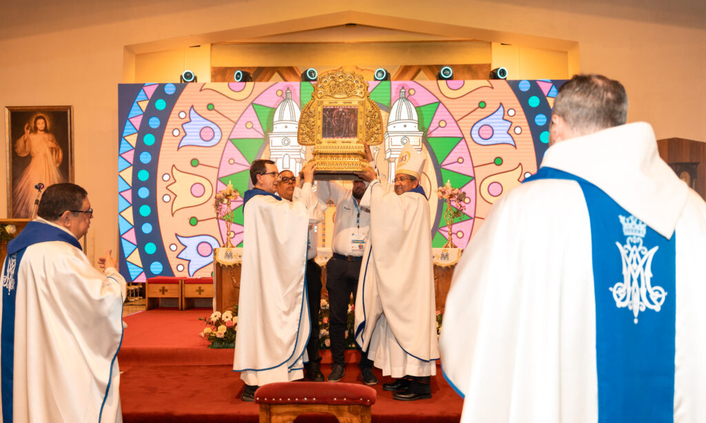 Bajada de la Chinita reúne a miles de devotos venezolanos y chilenos en Santiago