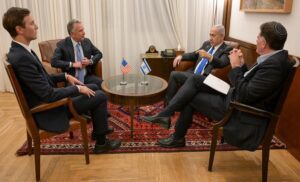 Netanyahu analiza novedades con enviados de Trump tras recientes ataques