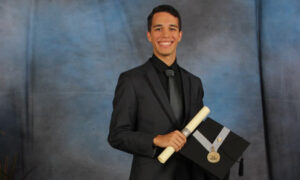 Periodista necesita costosa operación en la rodilla para recuperar el paso