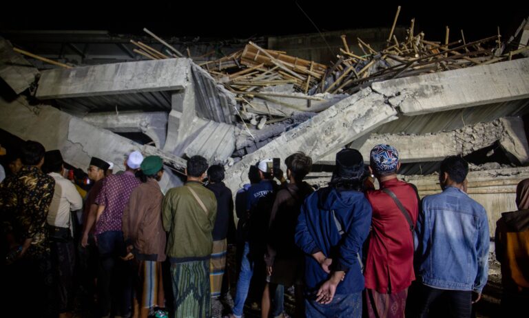 Búsqueda de desaparecidos en Indonesia se alarga: "No sé si mi hijo sigue vivo"