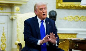 Trump dice que si continúa campaña contra narcotráfico por tierra notificará al Congreso