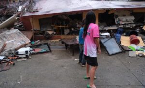 Al menos 60 muertos deja terremoto de 6,9 en Filipinas