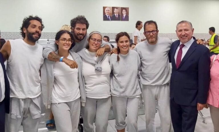 Abandonan Israel los 21 latinoamericanos detenidos tras participar en flotilla que iba a Gaza