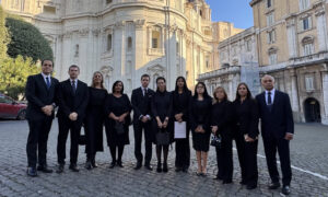 Delegación opositora asiste a la misa de canonización en el Vaticano