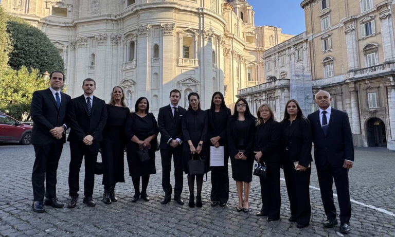 Delegación opositora asiste a la misa de canonización en el Vaticano
