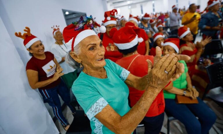 Abuelos celebran el Día del Adulto Mayor y el inicio de la Navidad