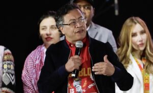 Petro tacha de "criminal y arbitrario" intento de Leopoldo López de vincularlo con narcos