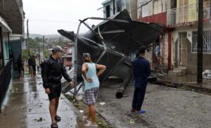 Huracán Melissa deja a su paso por el Caribe 32 muertos y un rastro de destrucción