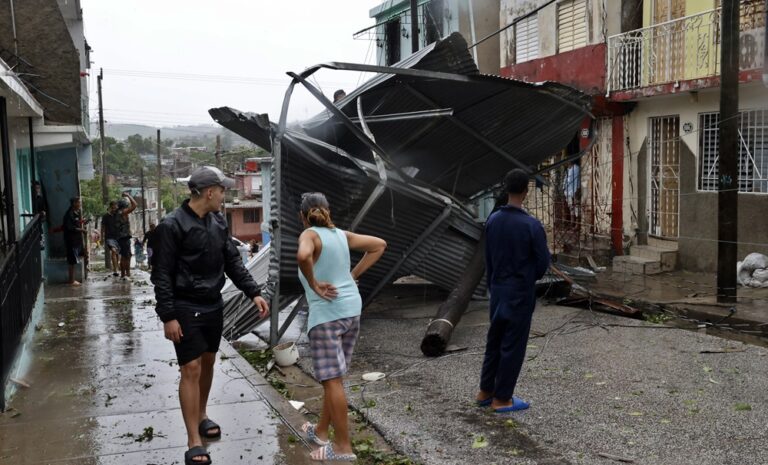 Huracán Melissa deja a su paso por el Caribe 32 muertos y un rastro de destrucción