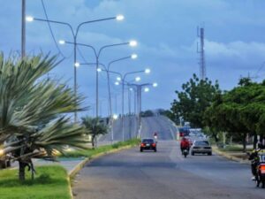 Colocan nuevas luminarias al Corredor vial Hugo Chávez