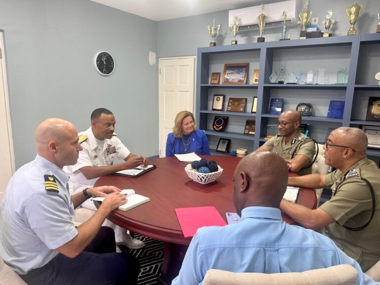 Jefe del Comando Sur de EE. UU. refuerza alianzas "vitales" en seguridad con visita al Caribe