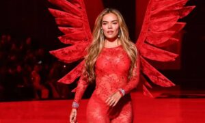 Karol G desfila y canta en el “Victoria’s Secret Fashion Show 2025”