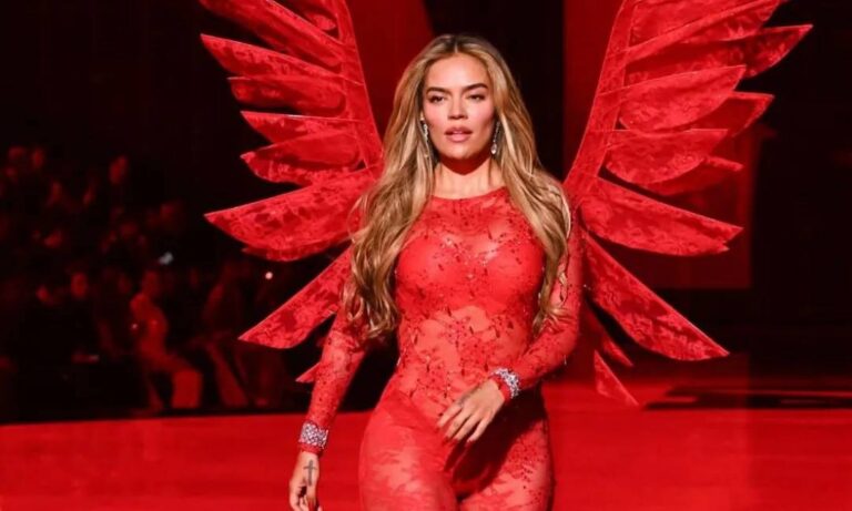 Karol G desfila y canta en el “Victoria’s Secret Fashion Show 2025”
