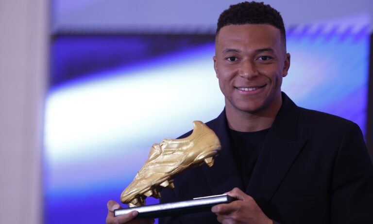 Mbappé recibe la Bota de Oro: "Es imposible ganar este premio sin el equipo"