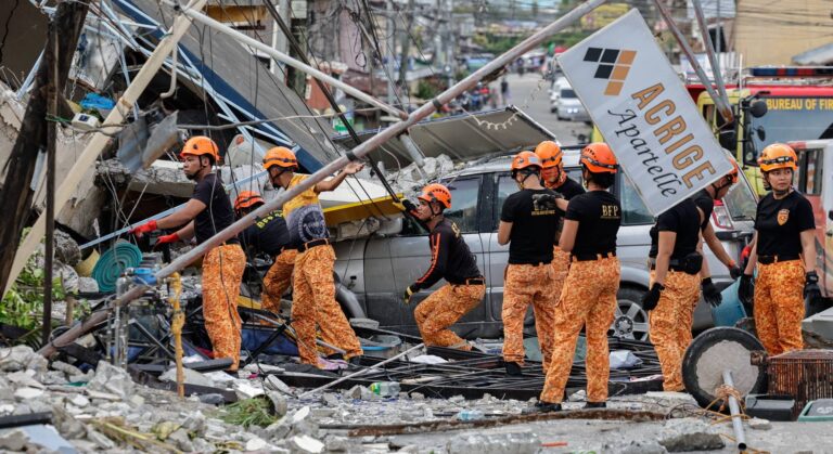 Filipinas realiza labores de socorro tras sismo de magnitud 6,9 que dejó 72 muertos