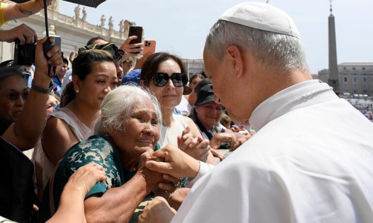 El Papa pide que ningún anciano se sienta inútil y abandonado