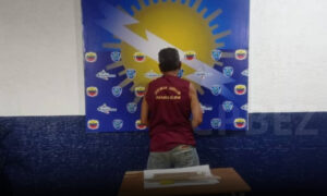 Amenaza a su pareja con destornillador y vidrio tras golpearla con escoba