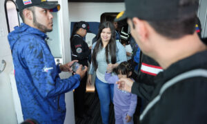 Llegan 208 migrantes deportados por EE. UU., entre ellos madre y su hija “separadas”