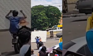 Hombre en moto monta un colchón gigante tras comprarlo en Las Playitas