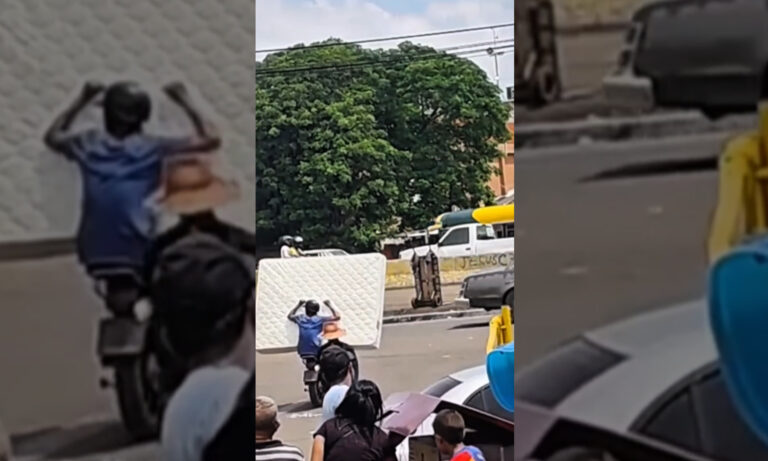 Hombre en moto monta un colchón gigante tras comprarlo en Las Playitas
