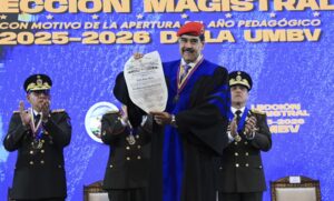 Maduro recibe honoris causa de la Universidad Militar Bolivariana