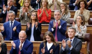 Partido Popular español ovaciona en solitario a Machado en el Congreso