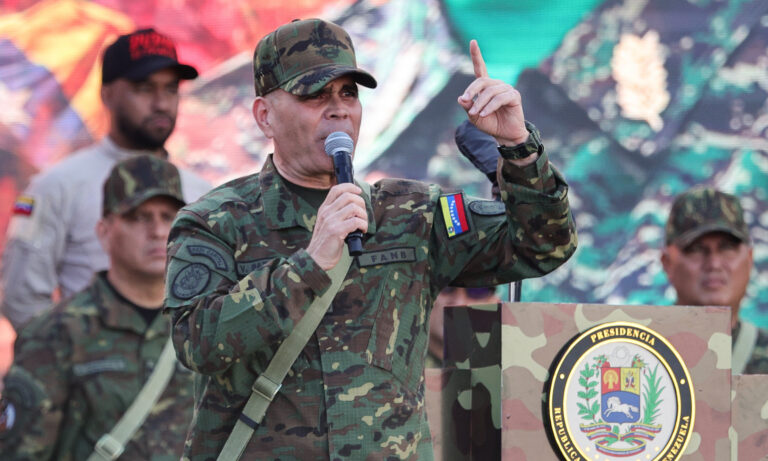 Padrino López advierte que “ninguna potencia extranjera profanará este suelo sagrado”