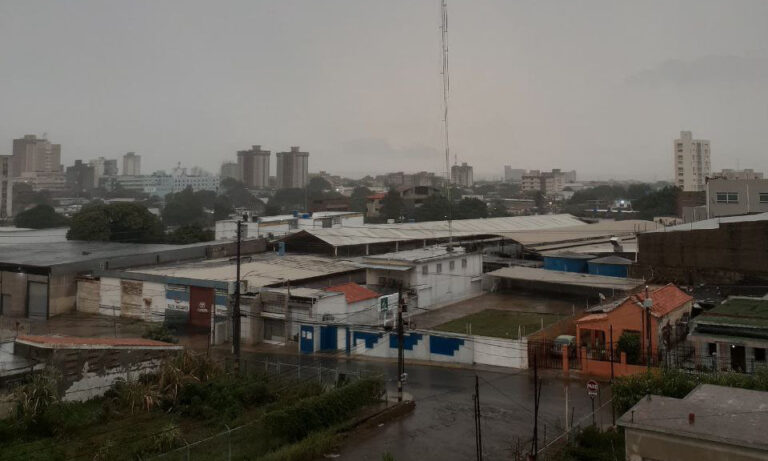Maracaibo despierta con fuerte aguacero y tormenta eléctrica