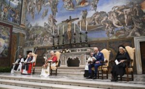 León XIV y el rey Carlos III rezan juntos en la Capilla Sixtina